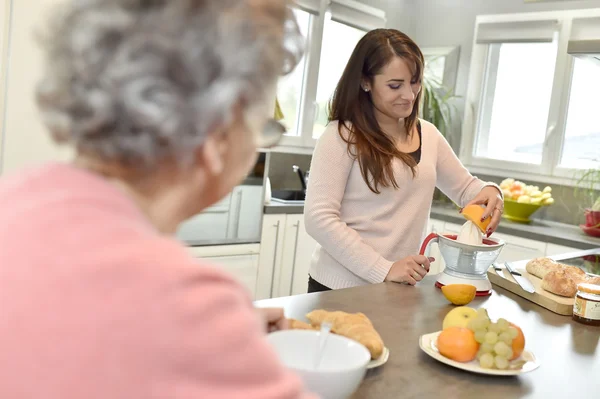 Hem helper som serverar frukost Royaltyfria Stockfoton