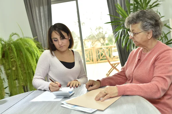 Aide à domicile s'occupant de la paperasserie Photos De Stock Libres De Droits