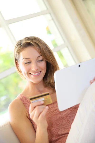 Woman shopping on internet Royalty Free Stock Images