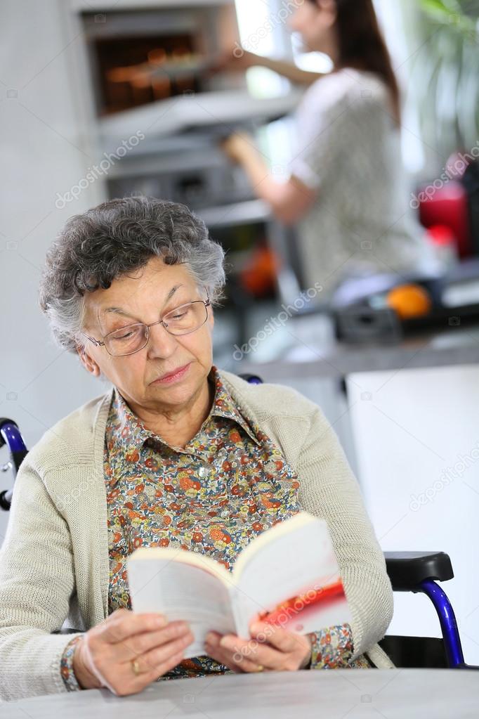 高齢者の女性の読書 — ストック写真 © Goodluz 64674689
