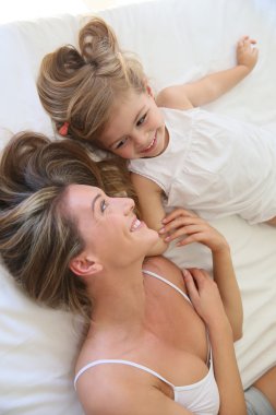 Anne ve kızı oynayarak olmak