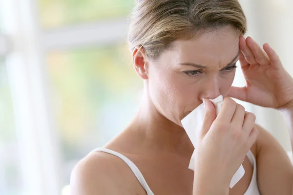 Mulher com alergia nariz soprando — Fotografia de Stock