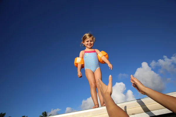 Menina pronta para saltar do pontão — Fotografia de Stock