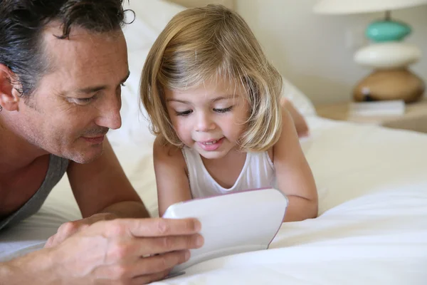 Fille montrant la tablette à papa — Photo