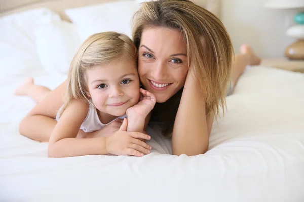 Dziewczyna z mama na łóżko — Zdjęcie stockowe