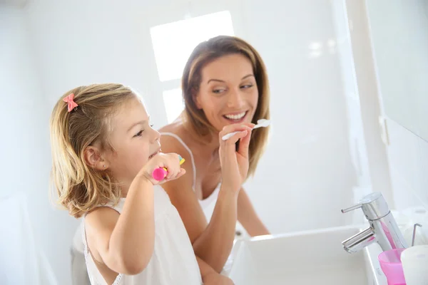 Mother and daughter in bathroom — Stock Photo, Image