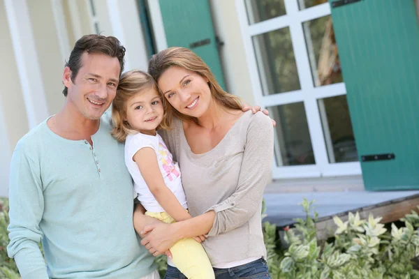 Family standing in front of house — Stock Photo, Image