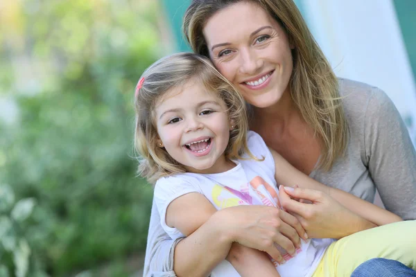 Mutter und Tochter vor der Haustür — Stockfoto