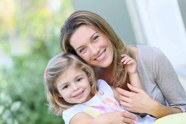 Mother and daughter by front door — Stock Photo, Image