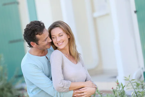 Pareja de mediana edad abrazando — Foto de Stock