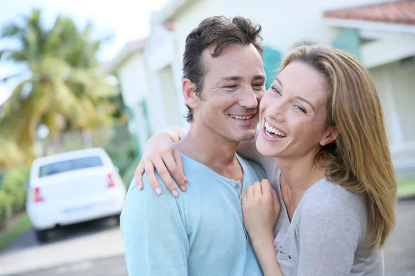 Pareja de pie en frente de casa — Foto de Stock