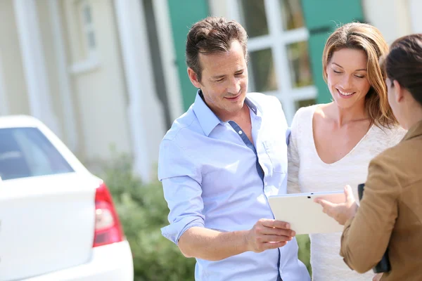 Couple meeting real-estate agent — Stock Photo, Image