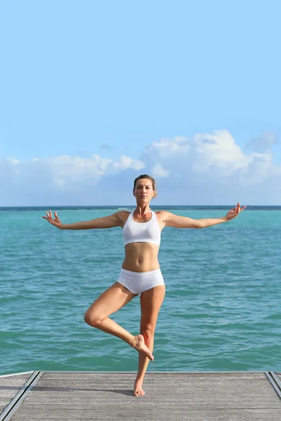 Женщина делает упражнения йоги — стоковое фото