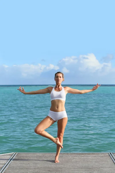 Frau macht Yoga-Übungen — Stockfoto