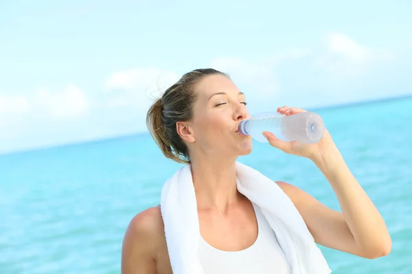 Frau trinkt Flasche Wasser — Stockfoto