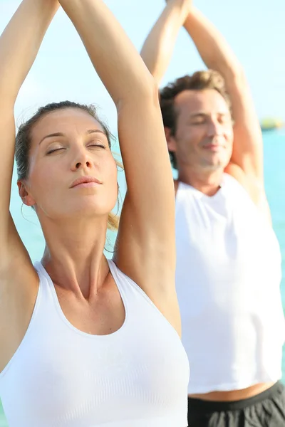 Paar doen yoga oefeningen — Stockfoto