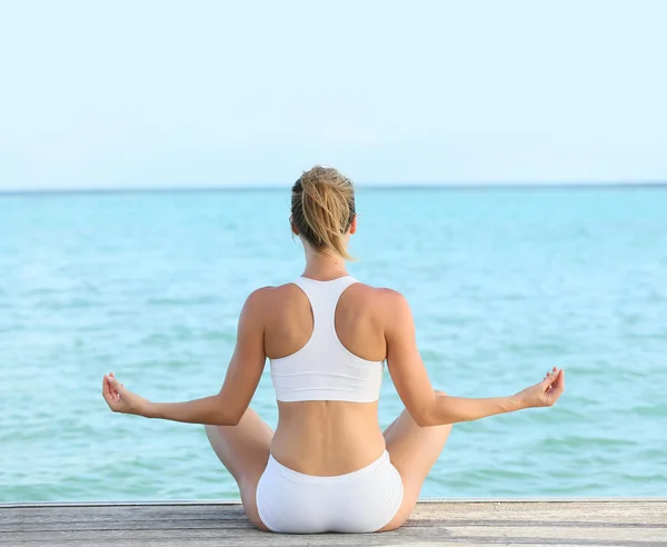 Mujer haciendo ejercicios de yoga —  Fotos de Stock