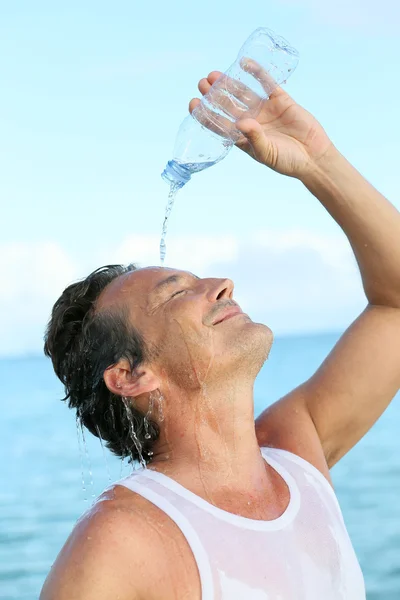 Man pouring water on face — Stock Photo, Image
