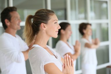 Kadın katılıyor yoga kursu