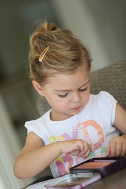 çizimleri yaparken kız