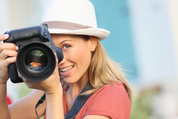 Donna che fotografa la modella — Foto Stock