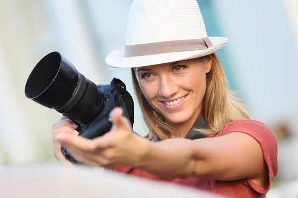 Mulher tirando foto de modelo — Fotografia de Stock