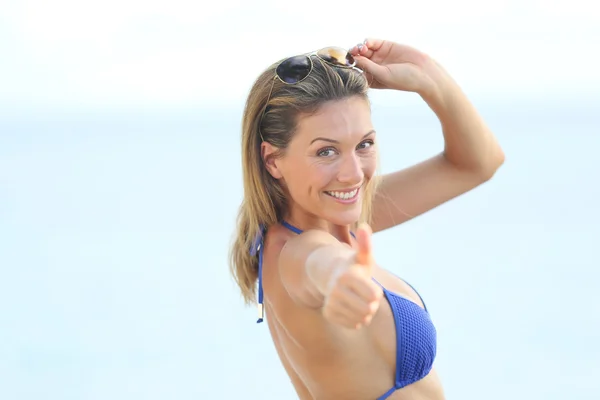 Frau im Bikini mit Sonnenbrille — Stockfoto