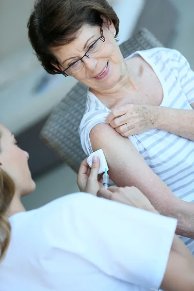 Woman receiving flu vaccine — Stock Photo, Image