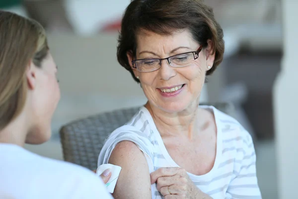 Vrouw ontvangen griepvaccin — Stockfoto