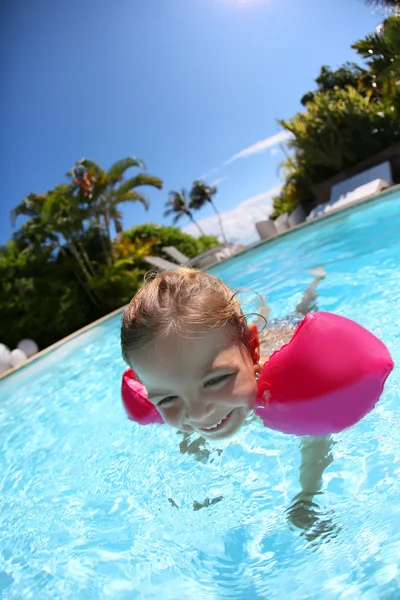 Fröhliches Mädchen im Schwimmbad — Stockfoto