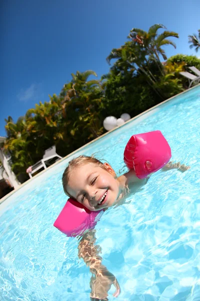 Fröhliches Mädchen im Schwimmbad — Stockfoto