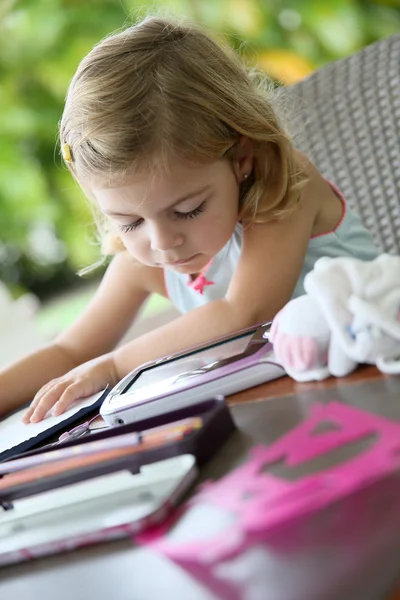 Girl making drawings — Stock Photo, Image