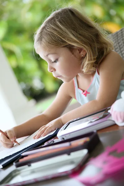 Girl making drawings — Stock Photo, Image