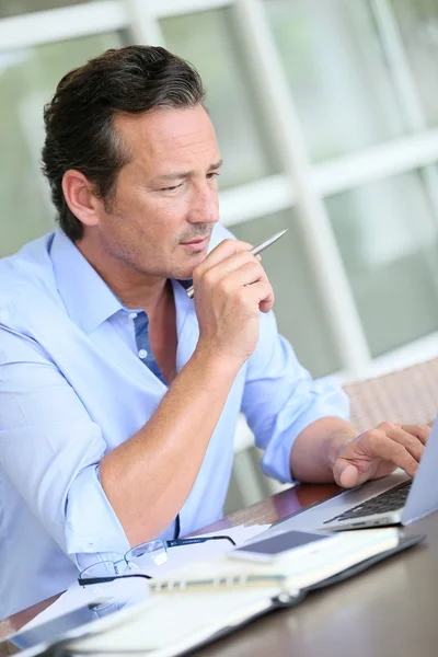 Zakenman werkt op laptop computer — Stockfoto