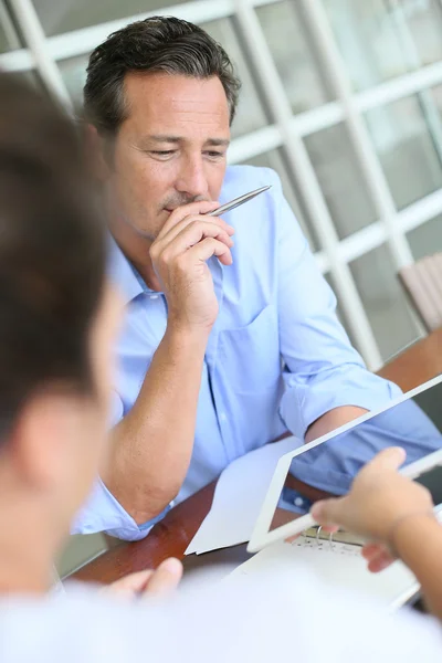 Businessman meeting client — Stock Photo, Image