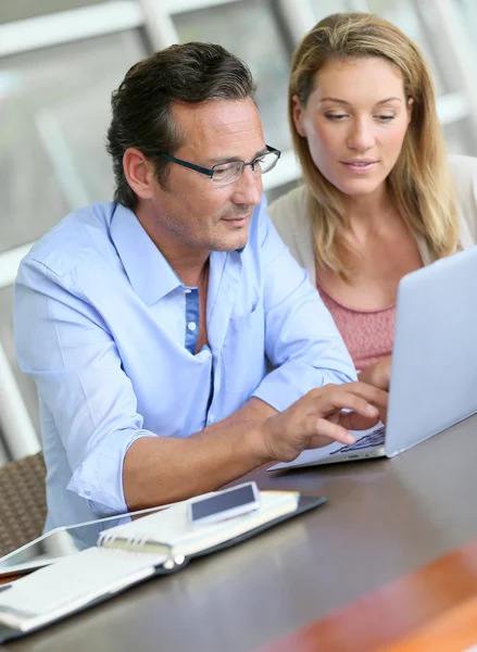 Uomini d'affari che lavorano su laptop — Foto Stock