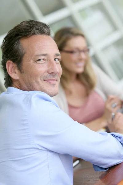 Unternehmer trifft Finanzberater — Stockfoto