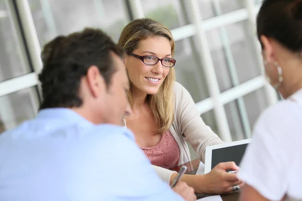 Businesswoman meeting with couple — Stock Photo, Image