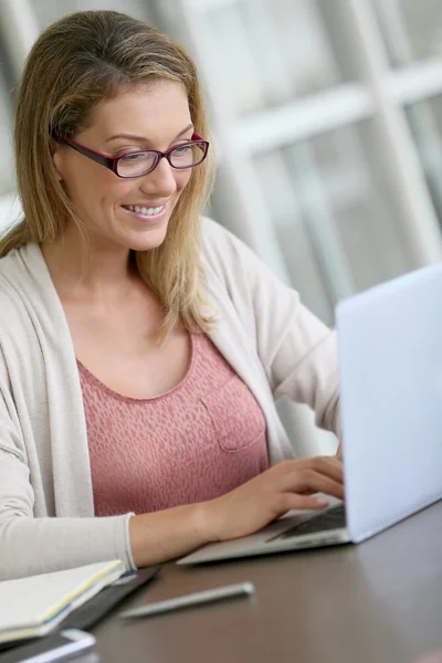 Zakelijke vrouw werkt op laptop — Stockfoto