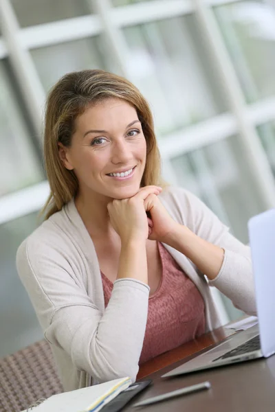 Zakelijke vrouw werkt op laptop — Stockfoto