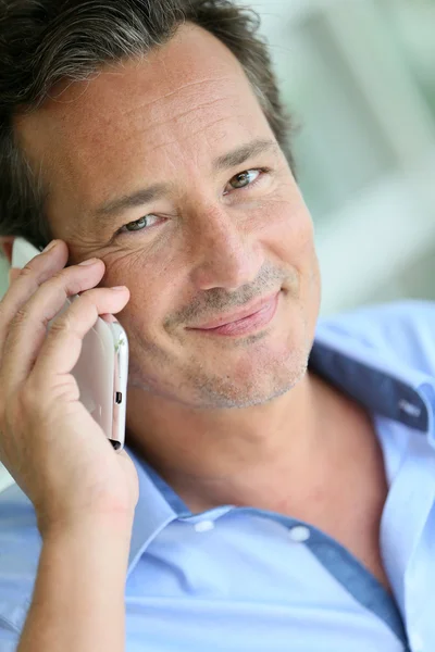 Man talking on cellphone — Stock Photo, Image