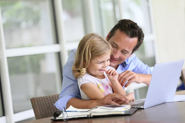 Homem com filha com laptop — Fotografia de Stock
