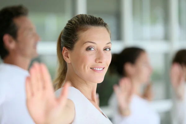 Donna che frequenta corso di yoga — Foto Stock