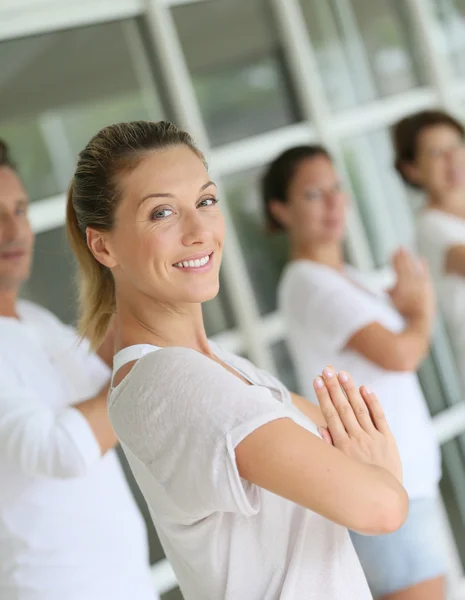 Vrouw bijwonen yoga cursus — Stockfoto