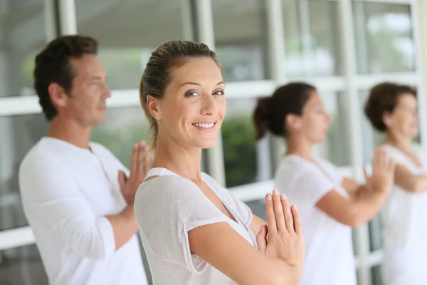 Vrouw bijwonen yoga cursus — Stockfoto