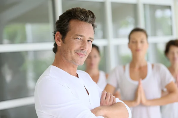 Yoga egzersizleri yapıyor adam — Stok fotoğraf