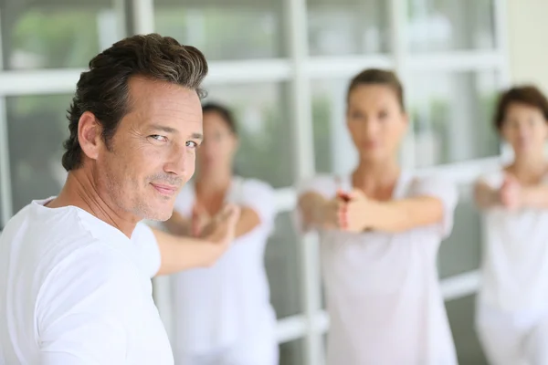 Yoga egzersizleri yapıyor adam — Stok fotoğraf