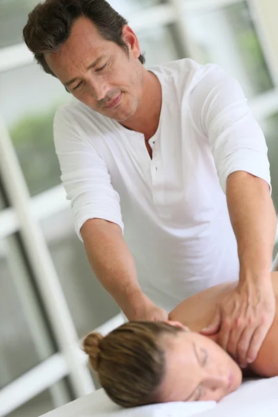 Masseur doen massage met vrouw — Stockfoto