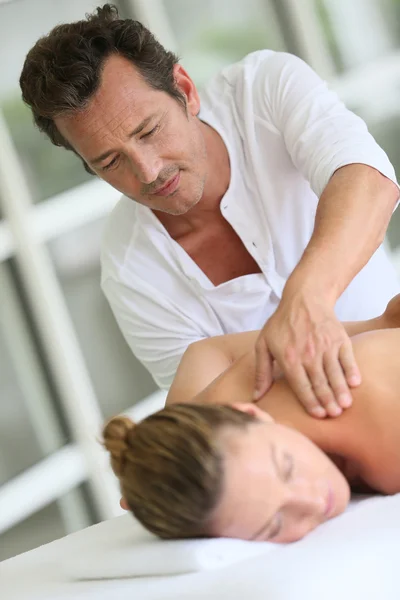 Masér dělá masáž pro ženy — Stock fotografie