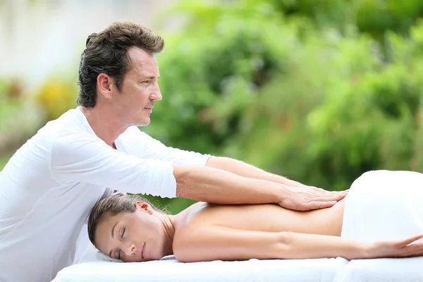 Massagista fazendo massagem para a mulher — Fotografia de Stock